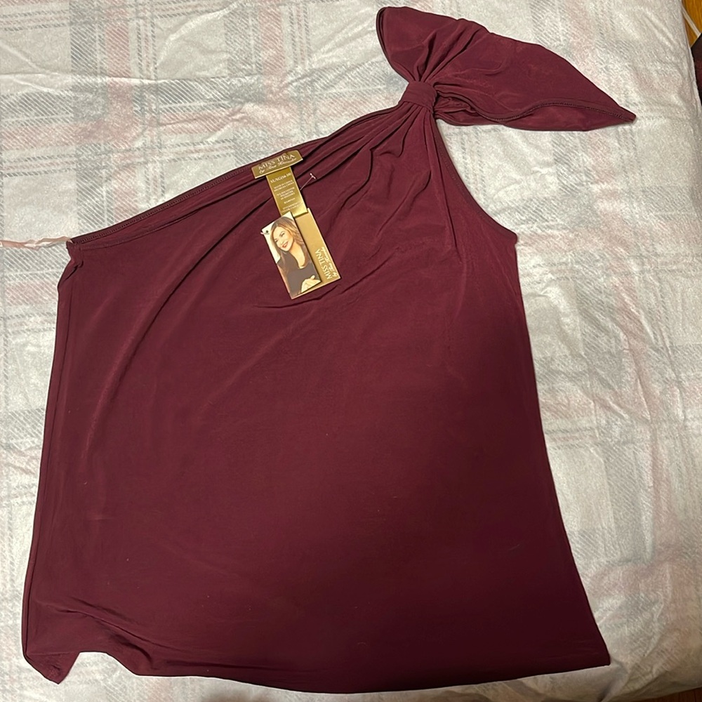 Burgundy off the shoulder blouse 
Size XL 16/18
96% polyester 4% spandex